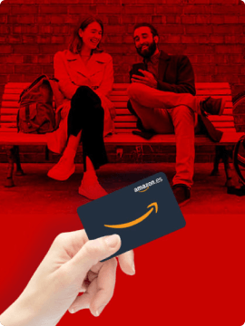 2 personas felices con una tarjeta de Amazon