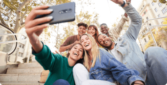 un grupo de amigos felices haciéndose un selfie