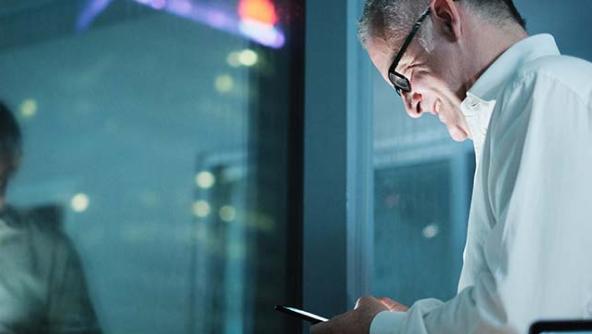 un señor trabajando con su móvil