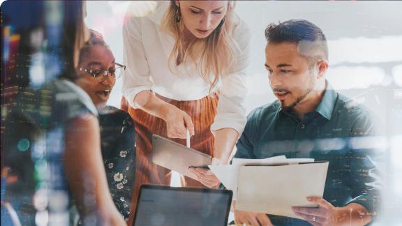 un equipo reunido trabajando